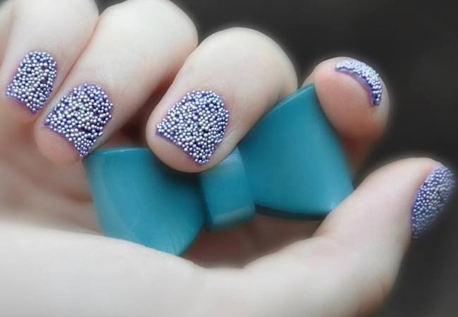 modelo unhas de caviar azul-céu