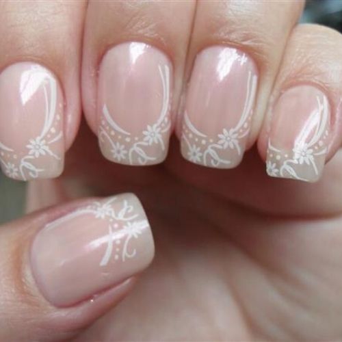 modelo unhas de noiva nude e adesivo branco