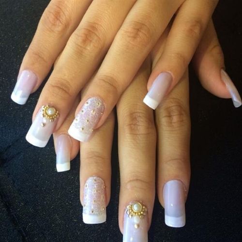 modelo unhas de noiva rendado e pedra dourada