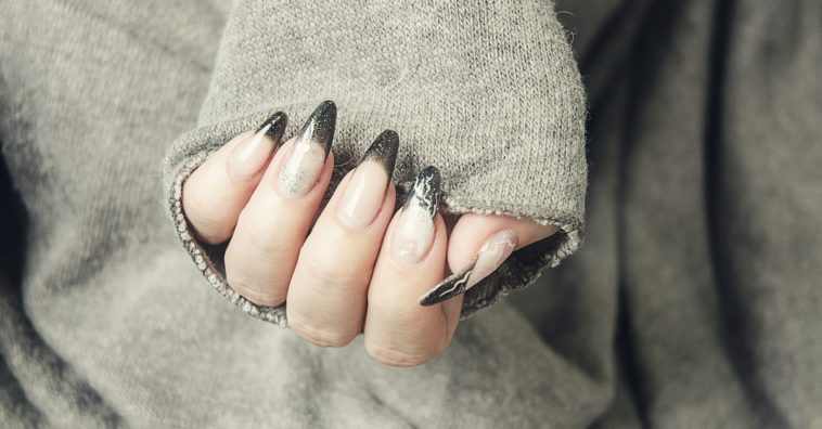 unhas decoradas com esmalte preto