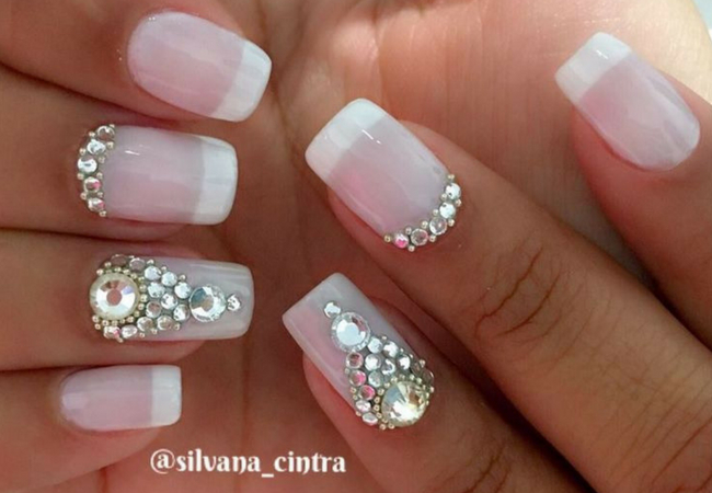 modelo de unhas decoradas com pedras brilhante francesinha