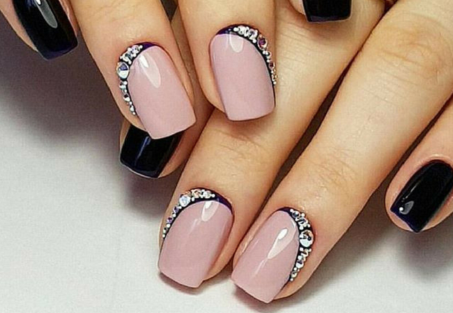 modelo de unhas decoradas com pedras brilhantes lateral
