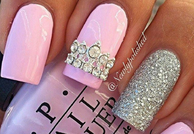 modelo de unhas decoradas com pedras brilhantes rosa prata