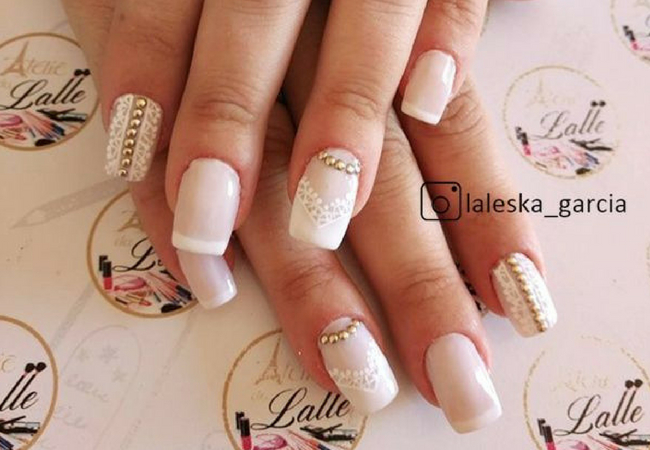 modelo de unhas decoradas com pedras estilo indiano