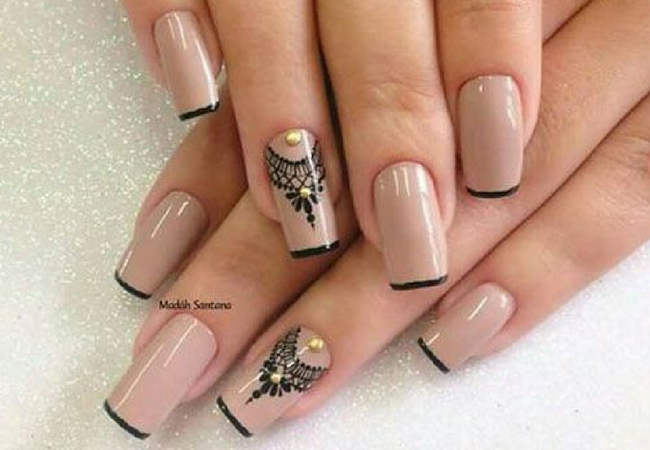 modelo de unhas decoradas com pedras francesinha invertida