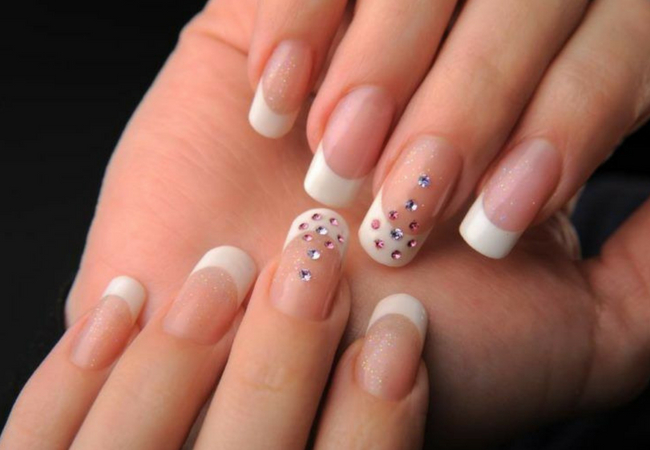 modelo de unhas decoradas com pedras minimalistas
