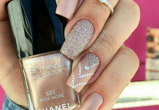 modelo de unhas decoradas com pedras nude prata