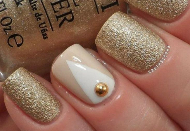 modelo de unhas decoradas com pedras ponto dourado