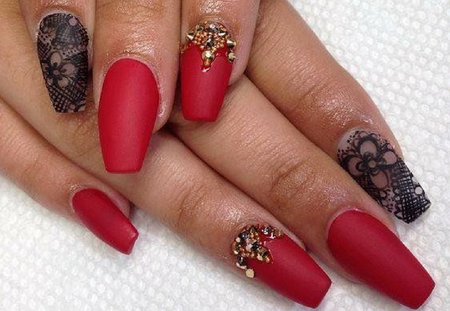 modelo de unhas decoradas com pedras renda preta