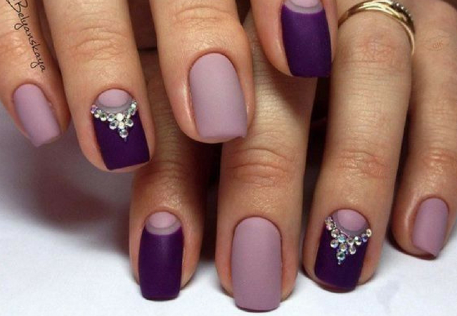 modelo de unhas decoradas com pedras roxo fosco