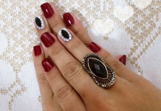 modelo de unhas decoradas com pedras unha inteira