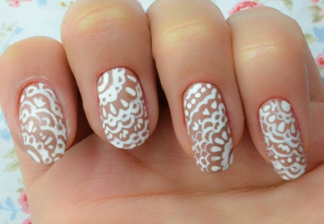 modelo unhas decoradas com renda adesivo branco