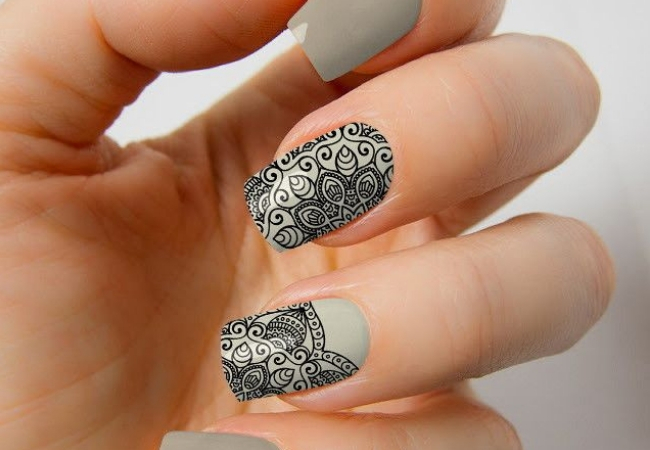 modelo unhas decoradas com renda adesivo cinza