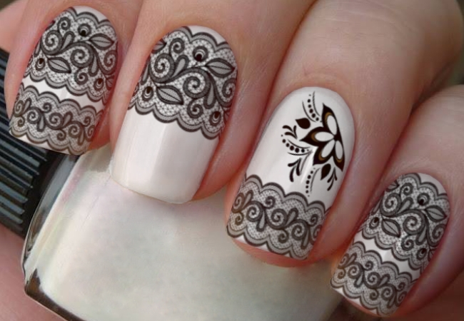 modelo unhas decoradas com renda adesivo preto branco