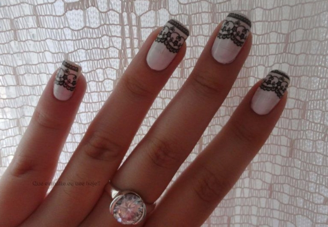 modelo unhas decoradas com renda adesivo preto