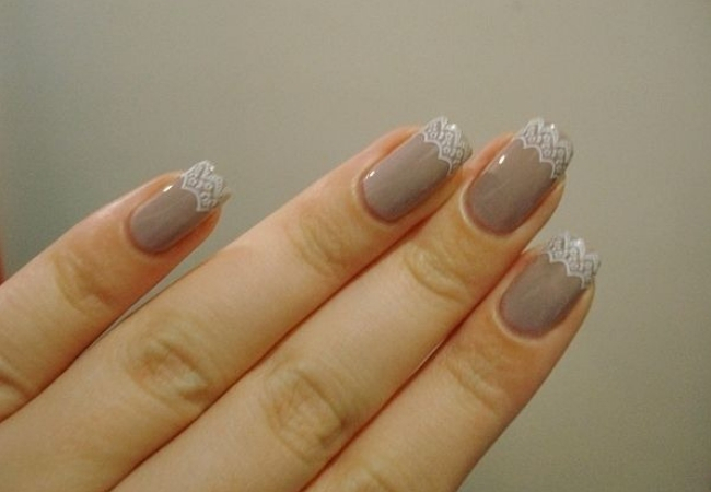 modelo unhas decoradas com renda carimbo cinza