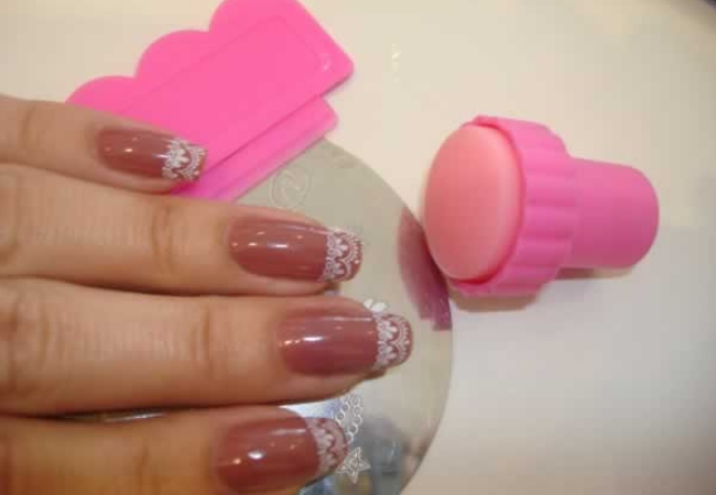 modelo unhas decoradas com renda carimbo rosa