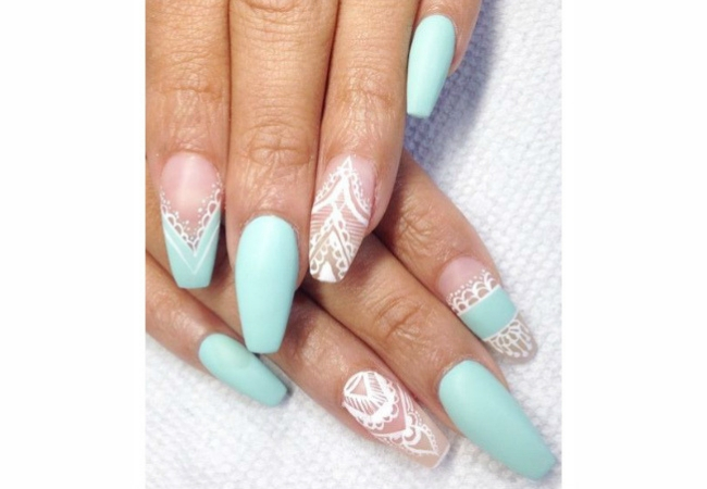 modelo unhas decoradas com renda palito azul