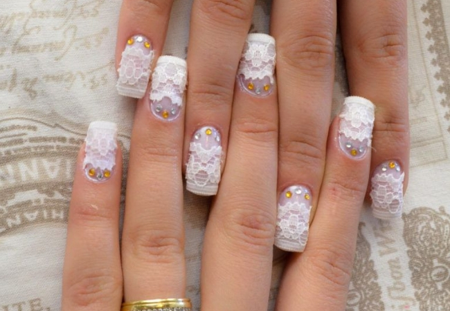 modelo unhas decoradas com renda tecido branca