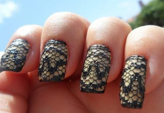 modelo unhas decoradas com renda tecido preto