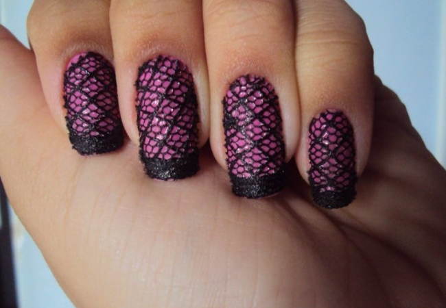 modelo unhas decoradas com renda tecido roxo