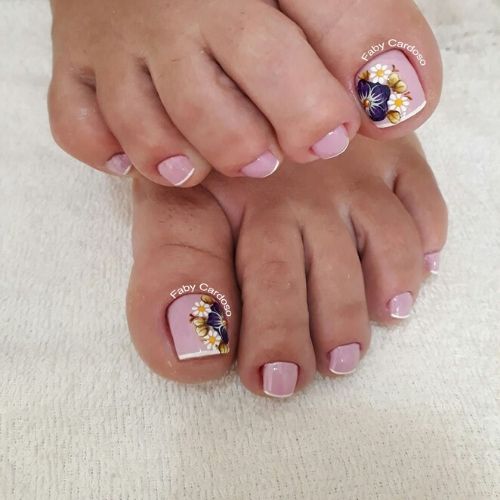 modelo unhas decoradas do pé rosinha e flores