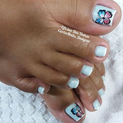 modelo unhas decoradas do pé azul-bebe e borboleta