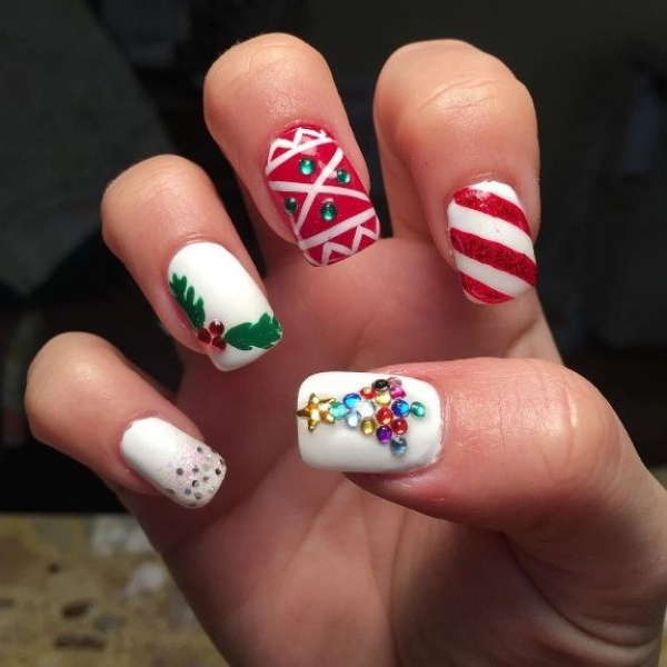 modelo unhas decoradas para o natal uma de cada