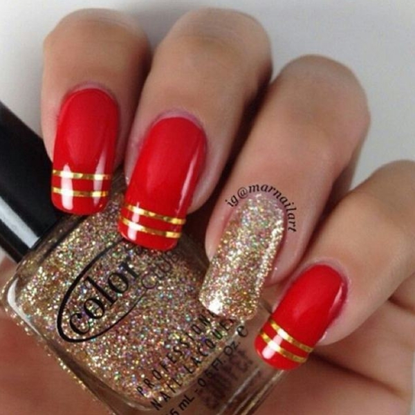 modelo unhas decoradas para o natal vermelho fita dourada