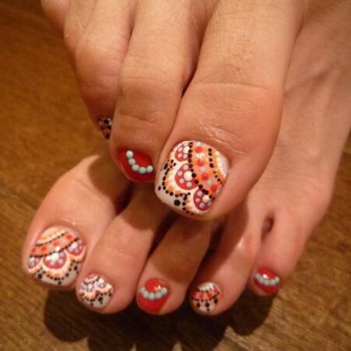 modelo unhas do pé pontilhado colorido