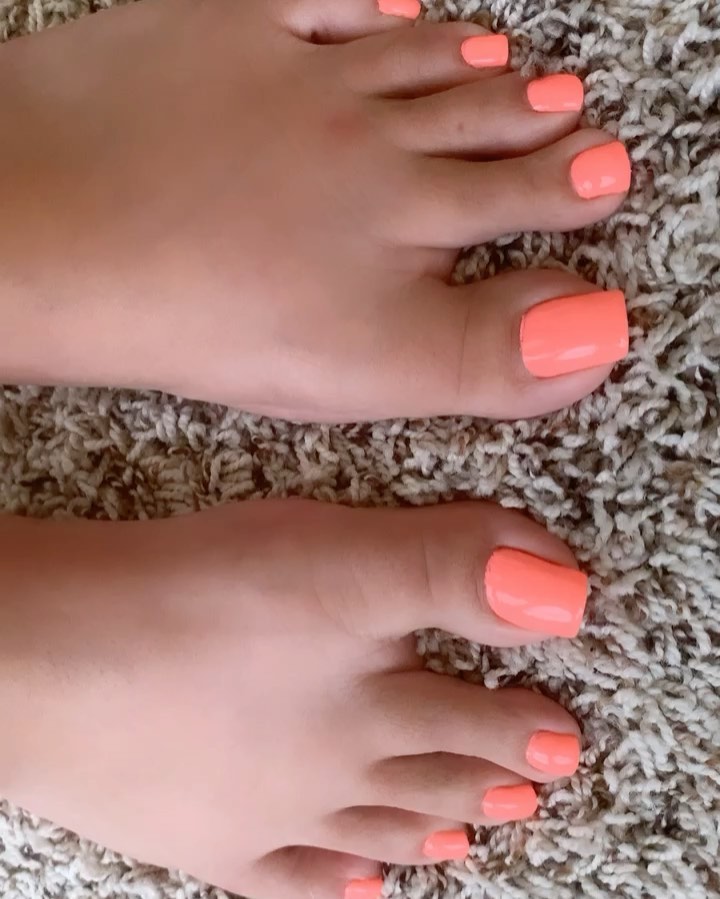 unhas dos pés longas