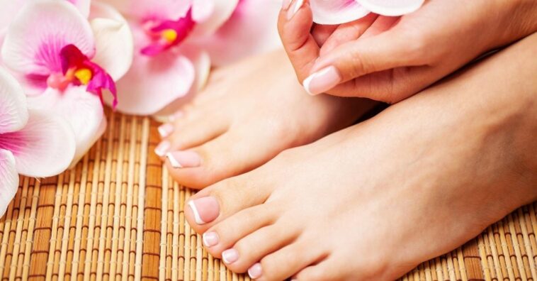 moda das unhas dos pés longas