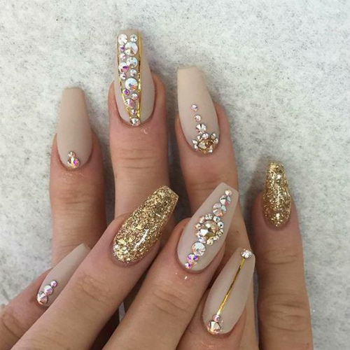 unhas dos pes decoradas com joias cristais