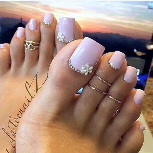 unhas dos pes decoradas com joias flores