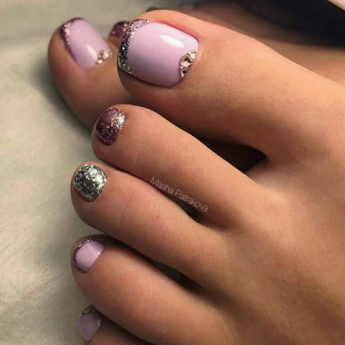 unhas dos pes decoradas com joias francesinha