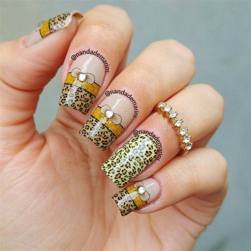 unhas dos pes decoradas com joias laco