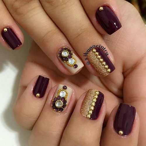 unhas dos pes decoradas com joias metade