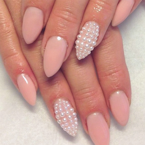 unhas dos pes decoradas com joias perolas