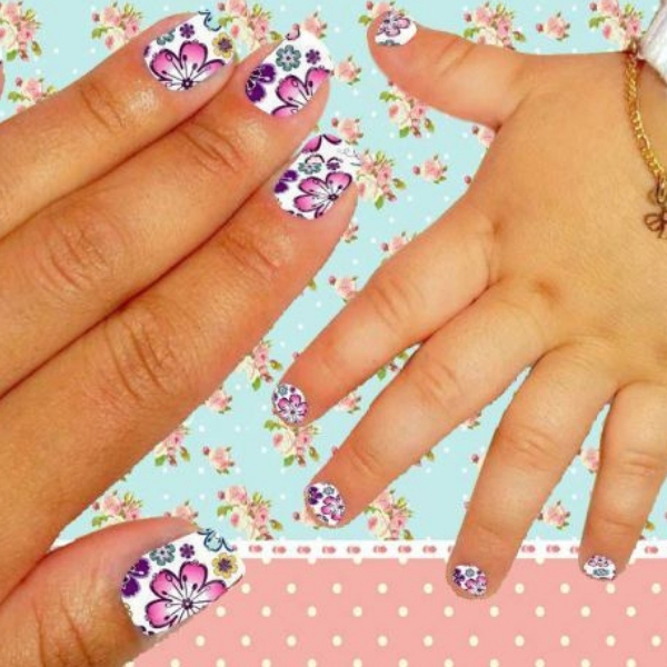 modelo unhas infantis decoradas floral