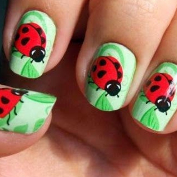 modelo unhas infantis decoradas joaninha verde