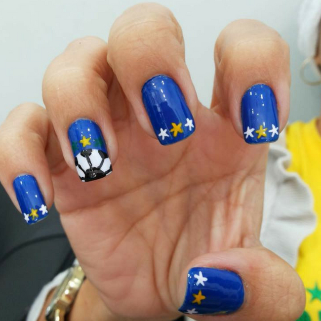 ideia de unhas para copa azul metalizado