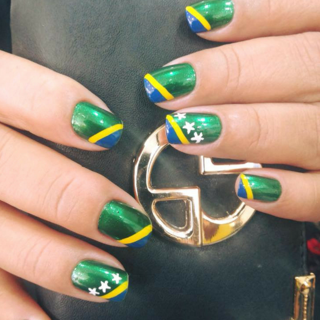 ideia de unhas para copa verde cintilante