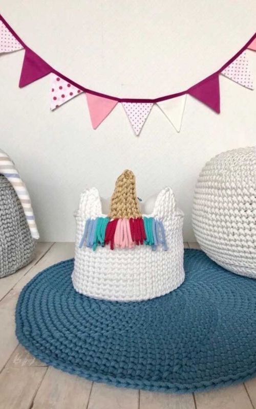 cesto unicórnio com crochê endurecido