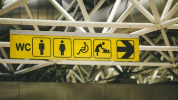 usar banheiro público