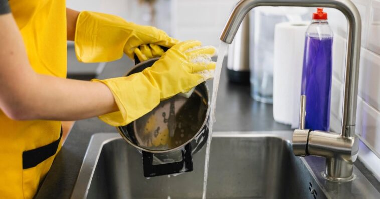 usar luvas para lavar louça