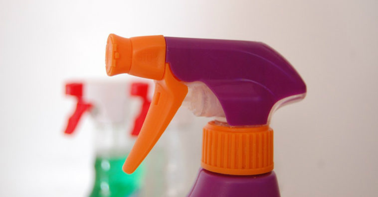 usar meia-calça velha para limpar a casa