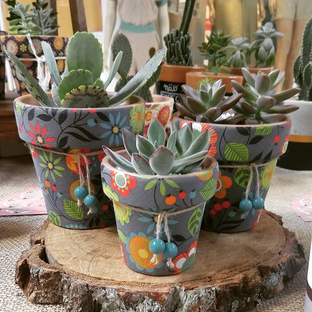 vaso de cimento pintado com flores