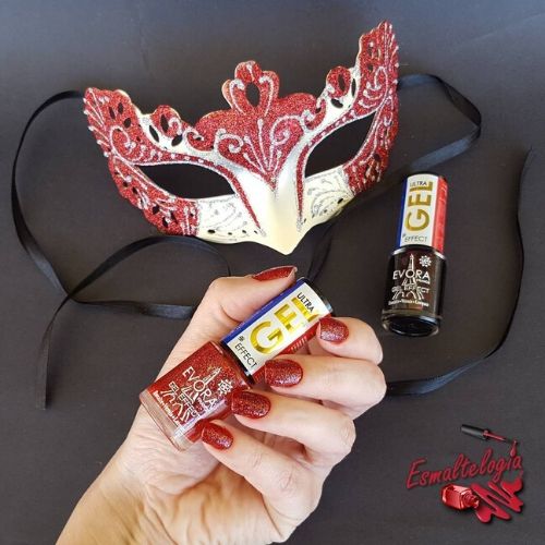 modelo vermelho combinando com máscara