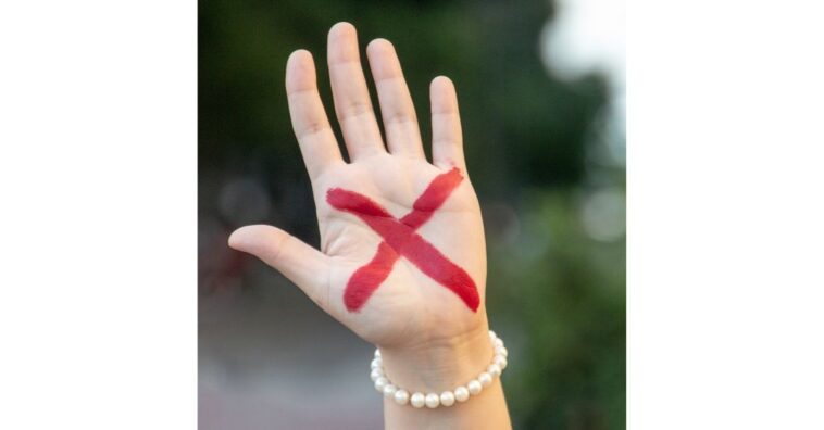 x vermelho na mão violência doméstica