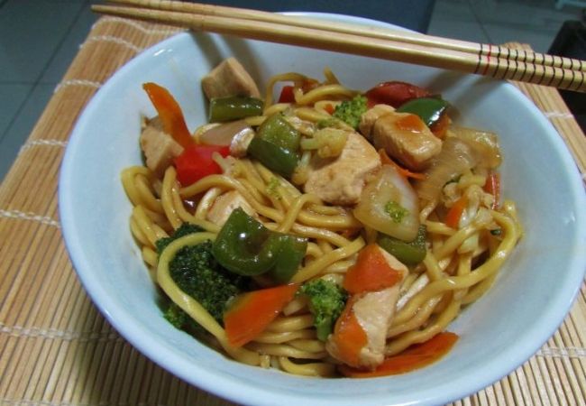 yakisoba com acelga e caldo de legumes